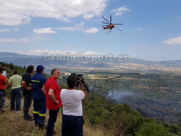 Τιθορέα: Ενισχύονται οι δυνάμεις της πυροσβεστικής - Εμπρησμό καταγγέλλουν οι κάτοικοι