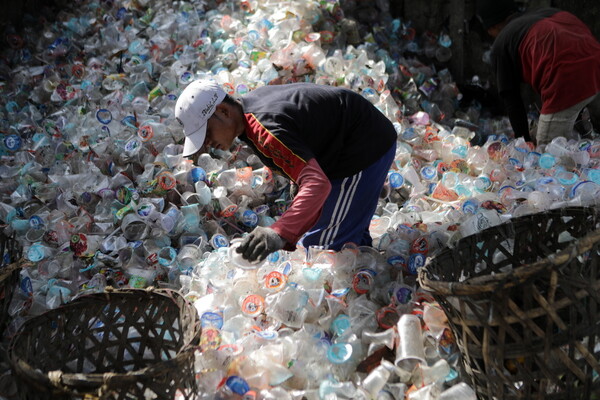 WWF: Τα 17 μέτρα για την πλαστική ρύπανση - «Η Ελλάδα έχει πολύ δρόμο να διανύσει»