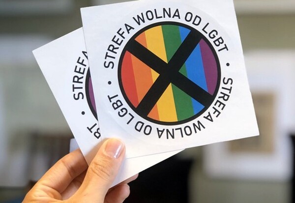 Πολωνία: Το συντηρητικό Gazeta Polska διένειμε τελικά τα χυδαία ομοφοβικά αυτοκόλλητα