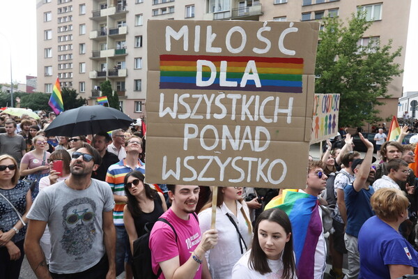 Πολωνία: Συνταγματική απαγόρευση των υιοθεσιών από ομόφυλα ζευγάρια προωθεί ο πρόεδρος Ντούντα