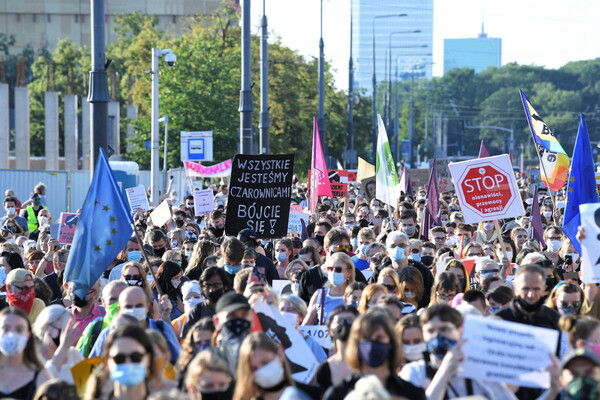 Η Πολωνία αποχωρεί από την ευρωπαϊκή σύμβαση για τη βία κατά των γυναικών - Χιλιάδες στους δρόμους