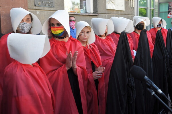 Η Πολωνία αποχωρεί από την ευρωπαϊκή σύμβαση για τη βία κατά των γυναικών - Χιλιάδες στους δρόμους