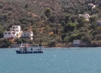 Πόρος: Ελικόπτερο έπεσε στη θάλασσα