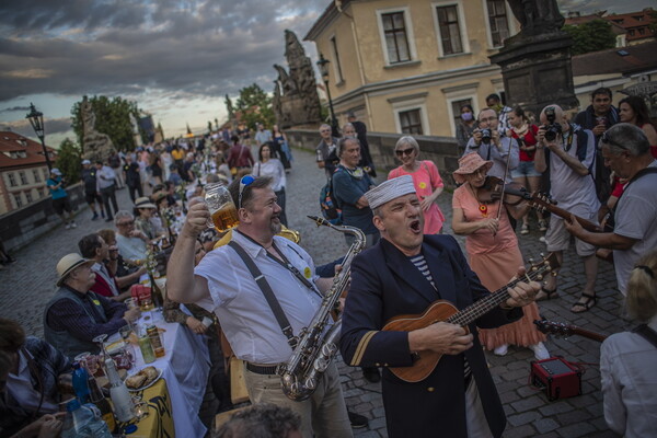 Χιλιάδες σε πάρτι αποχαιρετισμού του κορωνοϊού στην Πράγα - Υπαίθριο γλέντι χωρίς κανένα μέτρο