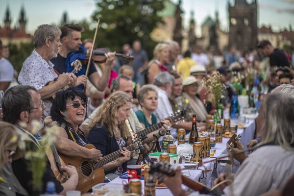 Χιλιάδες σε πάρτι αποχαιρετισμού του κορωνοϊού στην Πράγα - Υπαίθριο γλέντι χωρίς κανένα μέτρο