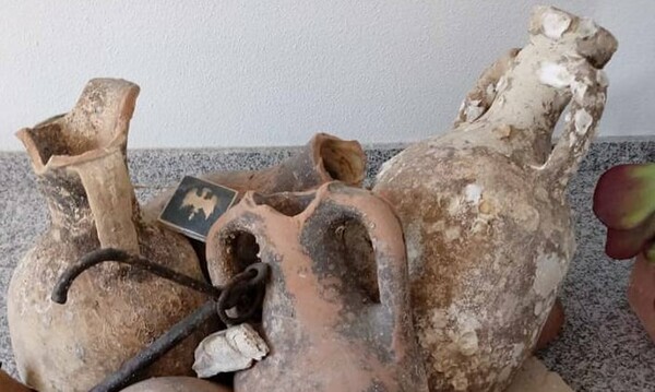 Ψαράς βρήκε αρχαίους ρωμαϊκούς αμφορείς και διακόσμησε το ιχθυοπωλείο του