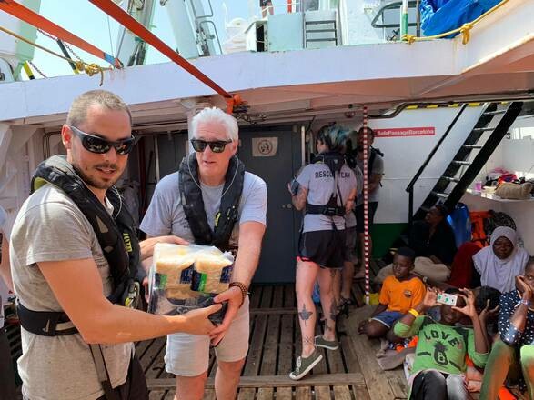 Ο Ρίτσαρντ Γκιρ επισκέφθηκε πλοίο με μετανάστες στη Λαμπεντούζα
