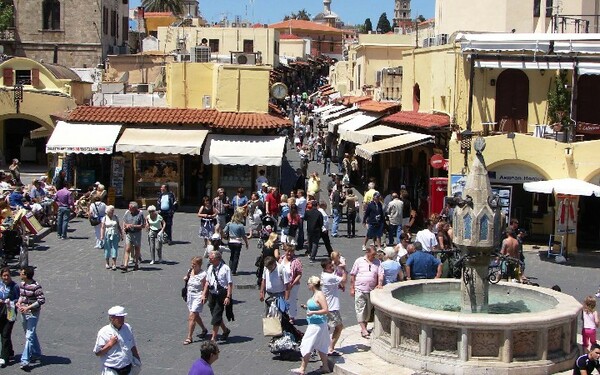 Πατέντα με παρακολούθηση για να γλιτώνουν ελέγχους του ΣΔΟΕ στη Ρόδο
