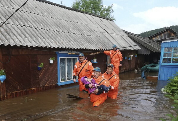 Ρωσία: 12 νεκροί και 9 αγνοούμενοι από σαρωτικές πλημμύρες στο Ιρκούτσκ