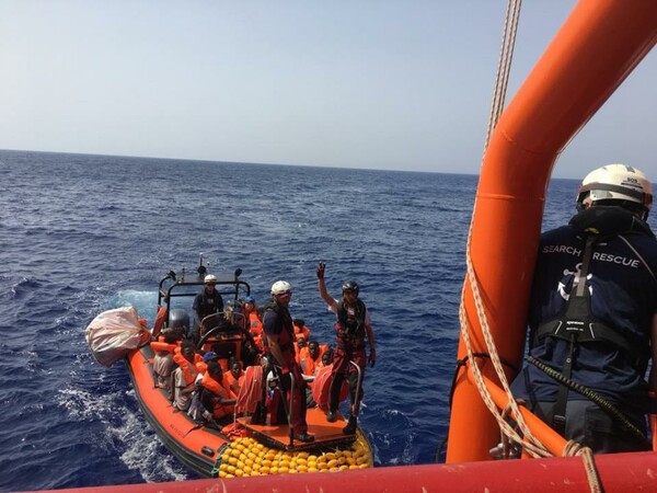 Ο Σαλβίνι απαγόρευσε σε πλοίο ΜΚΟ με πρόσφυγες να μπει στην Ιταλία