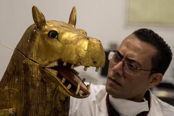 Η Αίγυπτος παρουσίασε τη χρυσή σαρκοφάγο του Τουταγχαμών