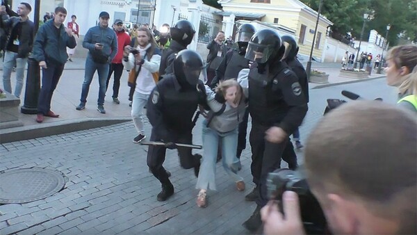 Ρωσία: Οργή για βίντεο με αστυνομικό που γρονθοκοπεί διαδηλώτρια