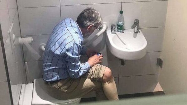 Γκραν μάστερ στο σκάκι πιάστηκε να κλέβει με το κινητό του στην τουαλέτα - Tον ξεμπρόστιασαν με φωτογραφία