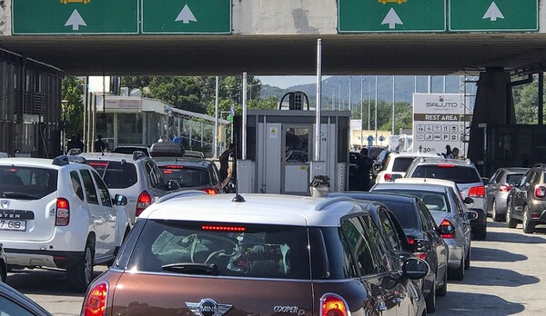Γερμανικά ΜΜΕ: Η Ελλάδα είχε λίγα κρούσματα για εβδομάδες - «Μετά ήρθαν οι τουρίστες»