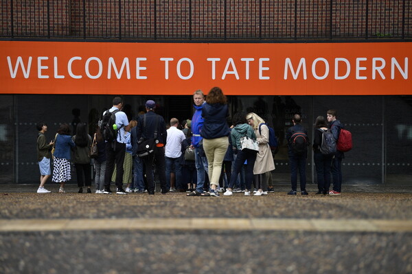 Πτώση αγοριού από την Tate Modern: Υπέστη εγκεφαλική αιμορραγία και κατάγματα στη σπονδυλική στήλη