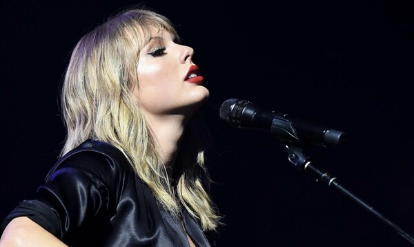 Η Taylor Swift ανακοίνωσε ένα άλμπουμ-έκπληξη που θα κυκλοφορήσει απόψε