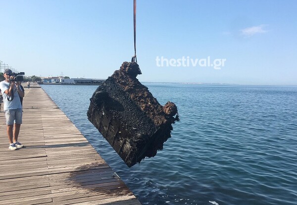 Γεμάτος σκουπίδια ο Θερμαϊκός: Έβγαλαν μηχανάκια, πατίνια μέχρι καρότσια σούπερ μάρκετ