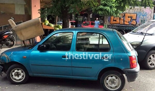 Θεσσαλονίκη: Έβαλαν πάνω σε παράνομα παρκαρισμένο αυτοκίνητο μία πολυθρόνα