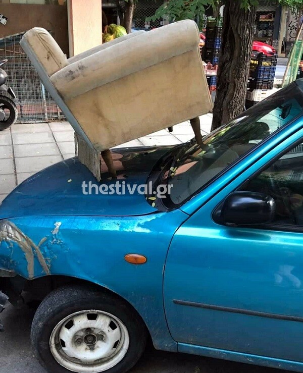 Θεσσαλονίκη: Έβαλαν πάνω σε παράνομα παρκαρισμένο αυτοκίνητο μία πολυθρόνα