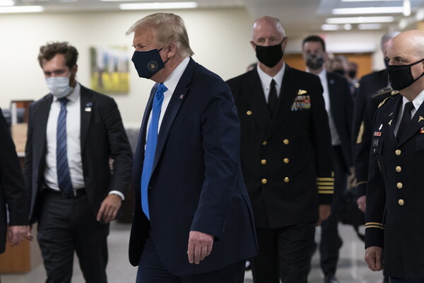 Ο Ντόναλντ Τραμπ εμφανίστηκε για πρώτη φορά δημοσίως με μάσκα