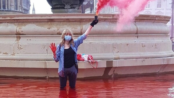 Ακτιβιστές έριξαν κόκκινη μπογιά σε σιντριβάνια της πλατείας Τραφάλγκαρ του Λονδίνου