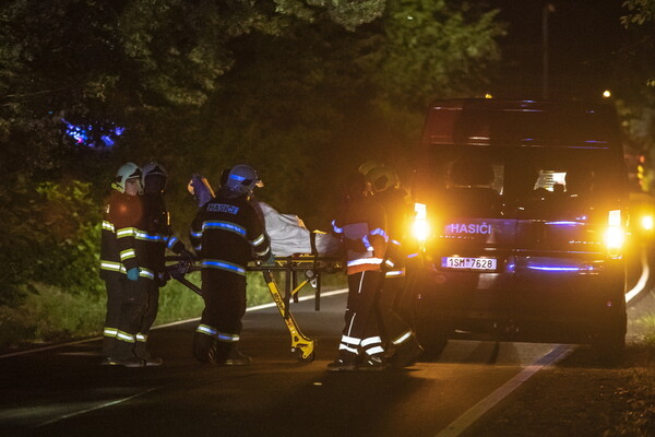 Δεκάδες τραυματίες σε σύγκρουση τρένων στην Τσεχία - Ψάχνουν στα συντρίμμια