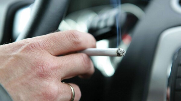 Τέλος το τσιγάρο και στο αυτοκίνητο - Πρόστιμα και για τους συνοδηγούς