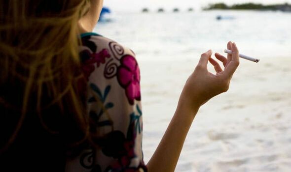 Αντικαρκινική Εταιρεία: Απαγόρευση καπνίσματος σε παραλίες, παιδικές χαρές και πλατείες