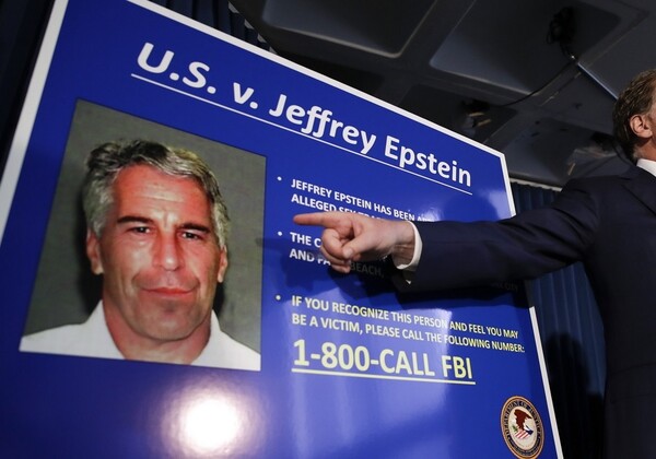 Οργή από τα θύματα κακοποίησης του Τζέφρι Έπσταϊν - Δεν θα γίνει δίκη επειδή αυτοκτόνησε