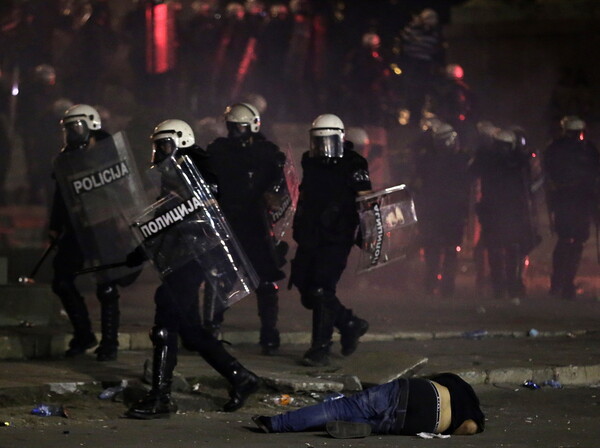 Νύχτα επεισοδίων στο Βελιγράδι: Εισβολή εθνικιστών στη βουλή - Δεκάδες συλλήψεις