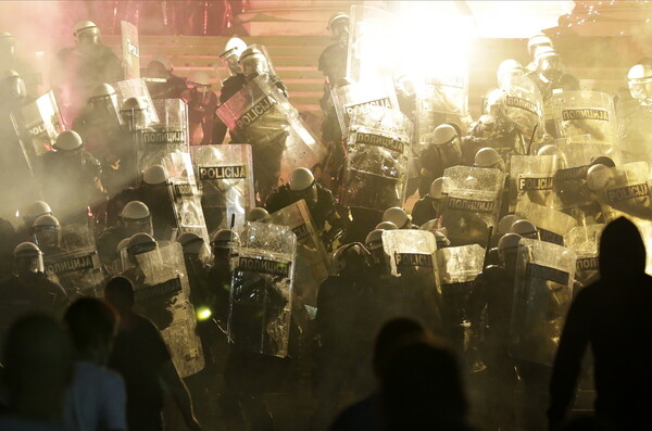 Νύχτα επεισοδίων στο Βελιγράδι: Εισβολή εθνικιστών στη βουλή - Δεκάδες συλλήψεις