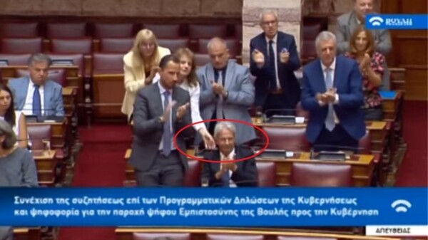 Η στιγμή που σκούντηξαν βουλευτή για να χειροκροτήσει όρθιος τον Βελόπουλο - ΒΙΝΤΕΟ
