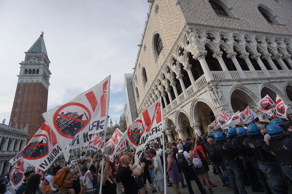 Η Βενετία «σκέφτεται» να απαγορεύσει τα μεγάλα κρουαζιερόπλοια από το ιστορικό κέντρο