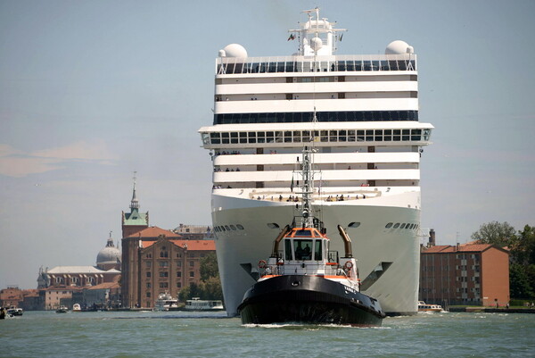 Η Βενετία «σκέφτεται» να απαγορεύσει τα μεγάλα κρουαζιερόπλοια από το ιστορικό κέντρο