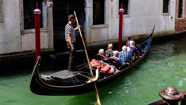 Η Βενετία μειώνει το όριο επιβατών ανά γόνδολα λόγω του «αυξανόμενου βάρους των τουριστών»