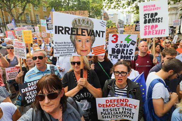 Βρετανία: Δεκάδες διαδηλώσεις κατά της αναστολής λειτουργίας του κοινοβουλίου