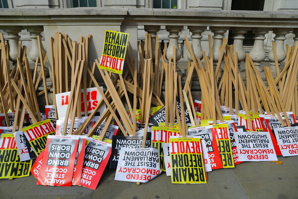 Βρετανία: Δεκάδες διαδηλώσεις κατά της αναστολής λειτουργίας του κοινοβουλίου