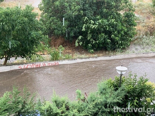 Βροχή στη Θεσσαλονίκη και χαλάζι στη Χαλκιδική