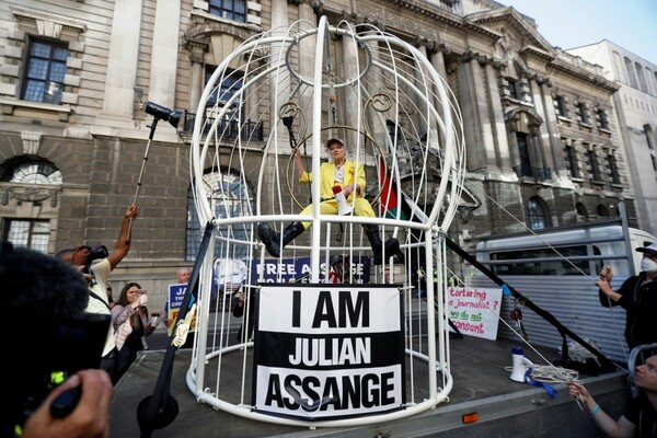 Η Βίβιαν Γουέστγουντ έκανε διαμαρτυρία σε ένα τεράστιο κλουβί ντυμένη «καναρίνι»