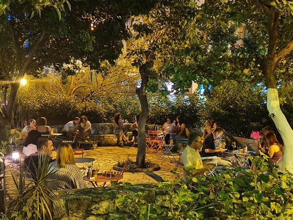 Σαν πικ-νικ με κρασί: Νέο wine bar σε ένα «κρυφό» παρκάκι στην Ακρόπολη