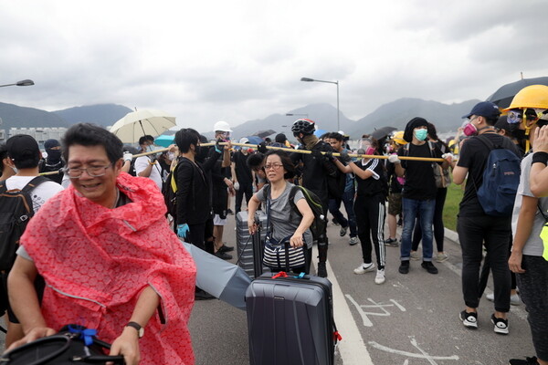 Χονγκ Κονγκ: Διαδηλωτές προσπάθησαν να αποκλείσουν την πρόσβαση στο αεροδρόμιο
