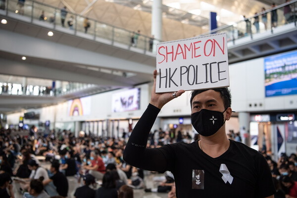 Χονγκ Κονγκ: Ο ΟΗΕ καταδικάζει την καταστολή - Ξανά στο αεροδρόμιο οι διαδηλωτές