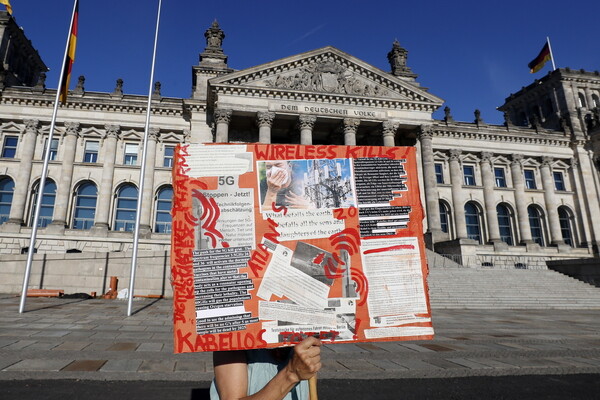 Δεκάδες χιλιάδες «αρνητές της πανδημίας του κορωνοϊού» διαδηλώνουν στο Βερολίνο