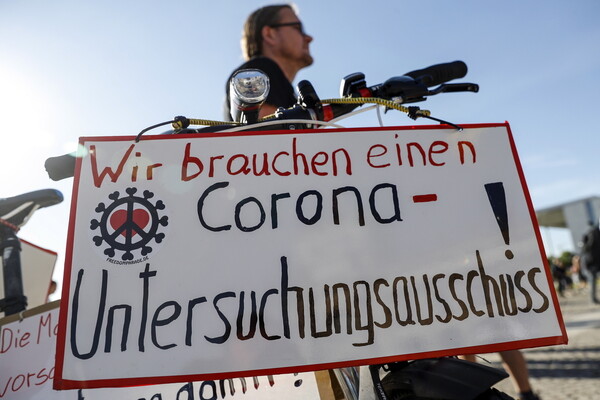 Δεκάδες χιλιάδες «αρνητές της πανδημίας του κορωνοϊού» διαδηλώνουν στο Βερολίνο