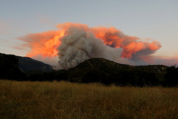 «Apple wildfire»: Χιλιάδες άνθρωποι εγκατέλειψαν τα σπίτια τους εξαιτίας της πυρκαγιάς στην Καλιφόρνια