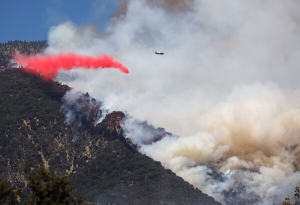 «Apple wildfire»: Χιλιάδες άνθρωποι εγκατέλειψαν τα σπίτια τους εξαιτίας της πυρκαγιάς στην Καλιφόρνια