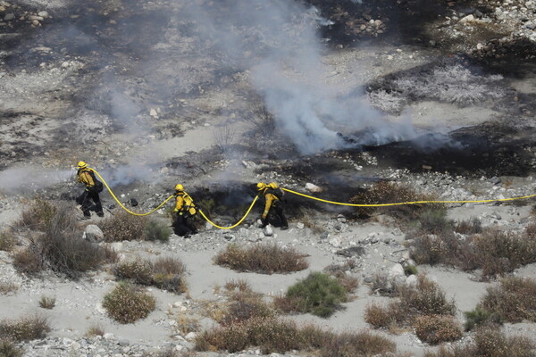 «Apple wildfire»: Χιλιάδες άνθρωποι εγκατέλειψαν τα σπίτια τους εξαιτίας της πυρκαγιάς στην Καλιφόρνια