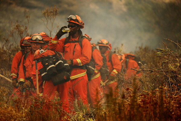 «Apple wildfire»: Χιλιάδες άνθρωποι εγκατέλειψαν τα σπίτια τους εξαιτίας της πυρκαγιάς στην Καλιφόρνια