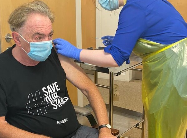 Ο Andrew Lloyd Webber κάνει δοκιμαστικό εμβόλιο για τον κορωνοϊό