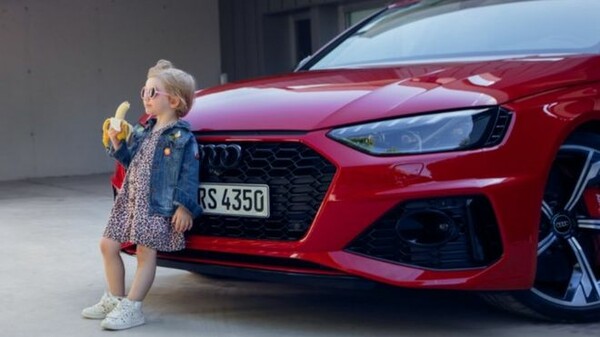 Η Audi απέσυρε την διαφήμιση με το κορίτσι και την μπανάνα μετά τις αντιδράσεις